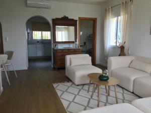 ハロンにあるVilla Almazaraのリビングルーム(白いソファ2台、テーブル付)