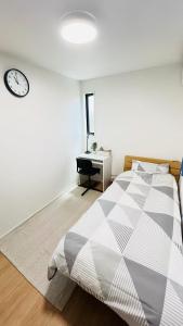 Ένα ή περισσότερα κρεβάτια σε δωμάτιο στο 柚子屋 新築貸切戸建旅館