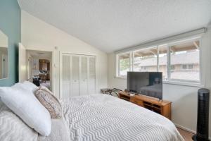 ein Schlafzimmer mit einem Bett und einem Flachbildfernseher in der Unterkunft Mt Hood Village Condo - Cozy Retreat with Fireplace in Mount Hood Village