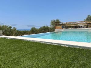 una piscina en medio de un campo de hierba en Alba Lilia II, en Pitsidia 32 fotos más