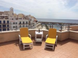 - un balcon avec deux chaises et une table donnant sur l'océan dans l'établissement Atico de Víctor, à L'Ametlla de Mar