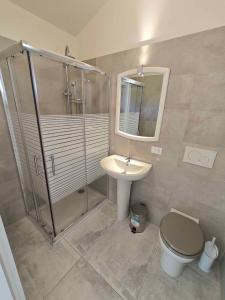 ein Badezimmer mit Dusche, Toilette und Waschbecken in der Unterkunft Holiday home in Isola di Albarella 43996 in Palazzo Vianello