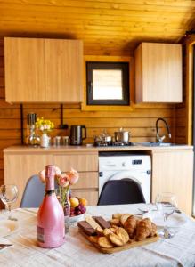 O bucătărie sau chicinetă la Cottage Mountain crystal kazbegi