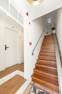 カルダス・ダ・ライーニャにあるSolar das Termasの白壁・木製の床の家の階段