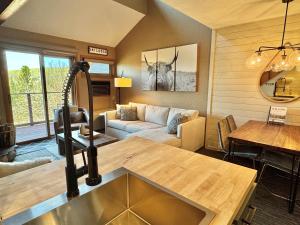 Posezení v ubytování Ski in Ski out 1 Bed plus Loft BEST VIEWS IN LUTSEN