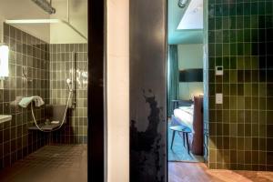Aare Lodge Attisholz Self Check-in的一间浴室