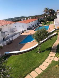 een luchtfoto van een huis met een zwembad bij Casa Sol in Son Parc