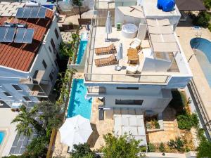 una vista aerea di una villa con piscina di Luxury Two Bedroom Seaview Villa in Kalkan a Kaş
