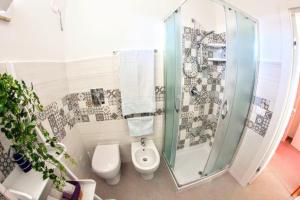 une salle de bain avec toilettes et douche dans l'établissement Appartamento L'airone Balestrate, à Balestrate