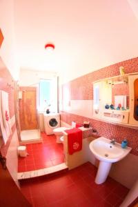 um banheiro com pia, vaso sanitário e chuveiro em Appartamento Il Gabbiano Balestrate em Balestrate