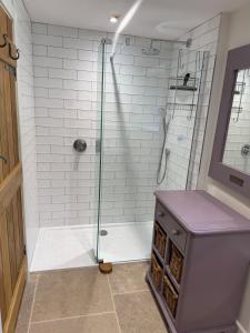 Un baño con ducha con puerta de cristal en Rawcliffe Barn, 2 Bedroom, up to 4 Guests, en Newton