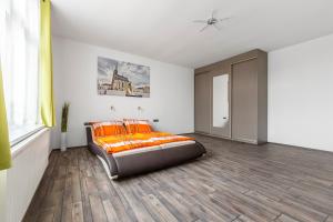 Una cama o camas en una habitación de Apartsee Hálkova
