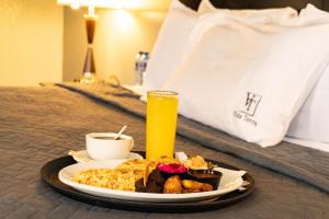 a plate of breakfast food and a glass of orange juice at Vista Terra in Chiquimula