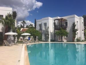 uma grande piscina em frente a uma casa em Meis Hotel em Bitez