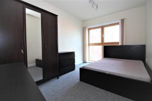 Ένα ή περισσότερα κρεβάτια σε δωμάτιο στο Modest and Minimal 2 bedroom flat