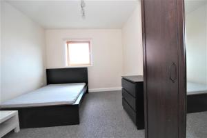 Ένα ή περισσότερα κρεβάτια σε δωμάτιο στο Modest and Minimal 2 bedroom flat