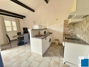 Kuchyň nebo kuchyňský kout v ubytování TANELLO 1Chambre 1,5km plage et commerces + 2 fotografie