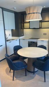 阿莱曼Marassi beachfront escape, Address beach resort的厨房里配有白色的桌椅