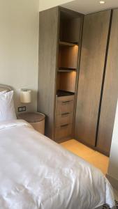Marassi beachfront escape, Address beach resort客房内的一张或多张床位