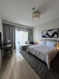 阿莱曼Marassi beachfront escape, Address beach resort的一间带大床和书桌的卧室
