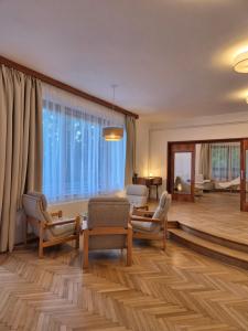 Posedenie v ubytovaní Vilas & Wellness Resort Orlík