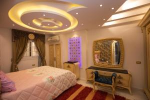 Katil atau katil-katil dalam bilik di Luxury house in alex the view is a beautiful beach