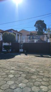 a yard with a fence in front of a house at Recanto da Matriz - Águas da Prata in Águas da Prata