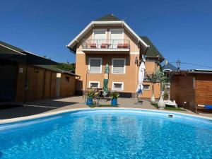 Bazén v ubytovaní Apartment Gyenesdias 16 alebo v jeho blízkosti
