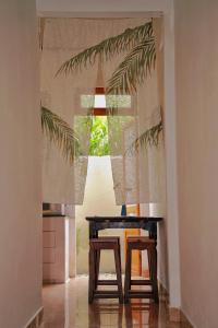 une salle à manger avec une table et deux chaises dans l'établissement Hiên Stay, à Xuan An 14 autres photos