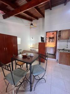 a kitchen and living room with a table and chairs at Appart Hotel Garay in Rafaela