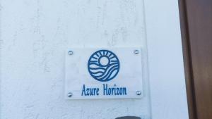 un cartello sul lato di un edificio di Azure Horizon a Mochlos