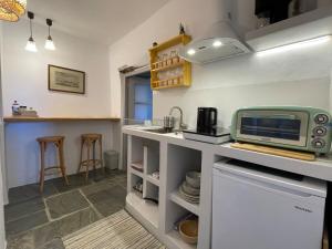 a kitchen with a counter top with a microwave at Lagadi House 1 in Arnados
