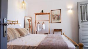 a bedroom with a large bed in a room at Lagadi House 1 in Arnados