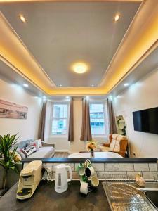 TV a/nebo společenská místnost v ubytování Urban Oasis + 34 fotografií