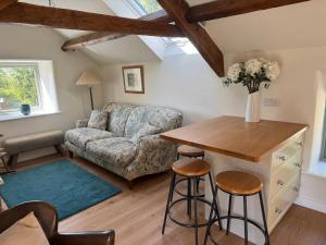 una sala de estar con un sofá y una mesa en Rawcliffe Barn, 2 Bedroom, up to 4 Guests, en Newton