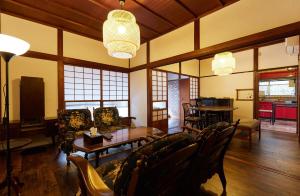 Una gran sala de estar con mesa y sillas. en Lotus House Kamakura, en Kamakura
