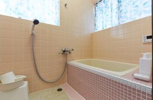 Un baño con bañera y WC. en Lotus House Kamakura, en Kamakura 33 fotos más