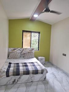 Ένα ή περισσότερα κρεβάτια σε δωμάτιο στο Neelkant Villa Sangam Village Murbad