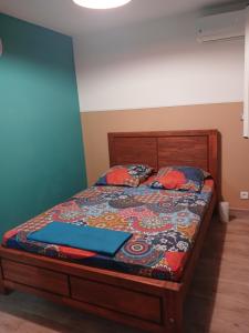 a bed with two books on it in a bedroom at F2 RENOVE FRONT DE MER SILVER BLUE in Sainte-Suzanne