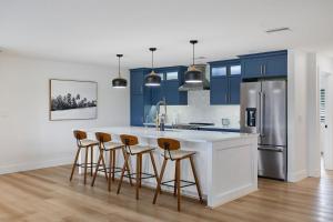 Dapur atau dapur kecil di Stunning Golf Course Villa with Pool