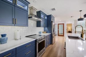 Dapur atau dapur kecil di Stunning Golf Course Villa with Pool +16 gambar