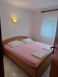 un lit dans une chambre blanche avec une fenêtre dans l'établissement Gama, à Vir