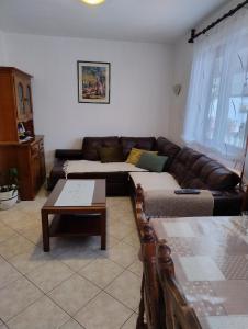 un salon avec un canapé et une table basse dans l'établissement Gama, à Vir 24 autres photos