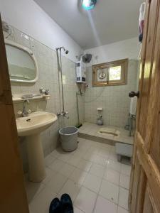 Ένα μπάνιο στο Marhaba Guest House Skardu