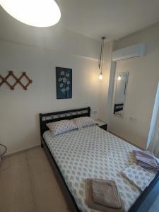 a bedroom with a bed in a room with a light at Herakleion center single room in Bendevís