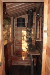 Fotografija u galeriji objekta Cabane de la Bannette - Magnifique cabane dans les arbres, vue panoramique u gradu Thoard