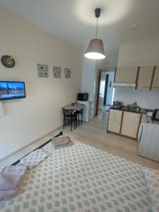 a living room with a kitchen and a table at Herakleion center single room in Bendevís