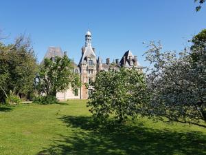 an old castle with a tree in front of it at château de La Colinière - vue sur parc in Champtoceaux +11 photos