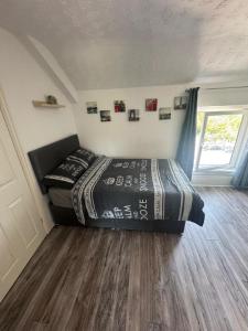 Postel nebo postele na pokoji v ubytování Tredegar studio flat