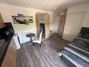 Kuchyň nebo kuchyňský kout v ubytování Tredegar studio flat